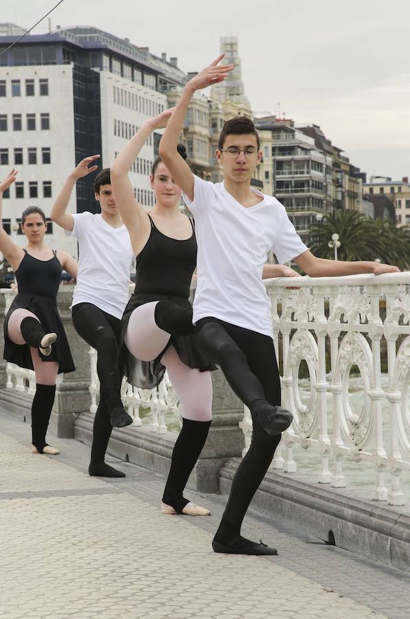 Cientos de bailarinas y bailarines volvieron a llenar un año más el Paseo de La Concha para celebrar el mes de la danza.
