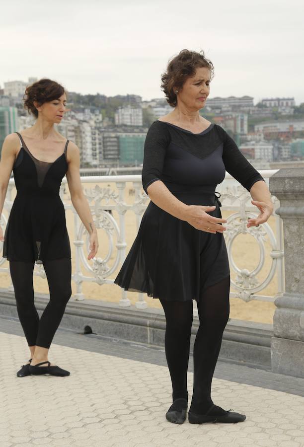 Cientos de bailarinas y bailarines volvieron a llenar un año más el Paseo de La Concha para celebrar el mes de la danza.