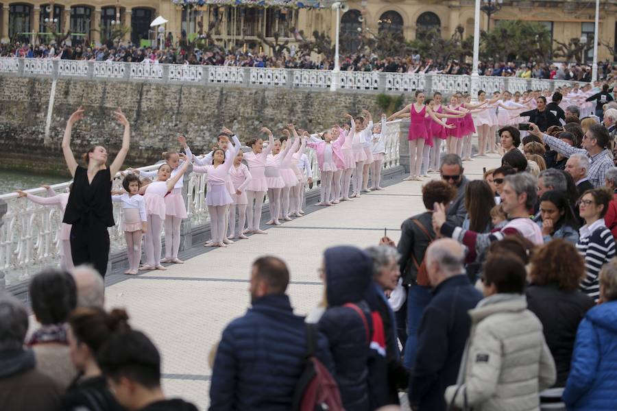 Cientos de bailarinas y bailarines volvieron a llenar un año más el Paseo de La Concha para celebrar el mes de la danza.