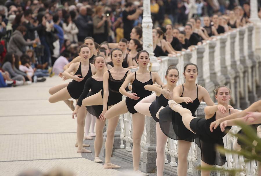 Cientos de bailarinas y bailarines volvieron a llenar un año más el Paseo de La Concha para celebrar el mes de la danza.