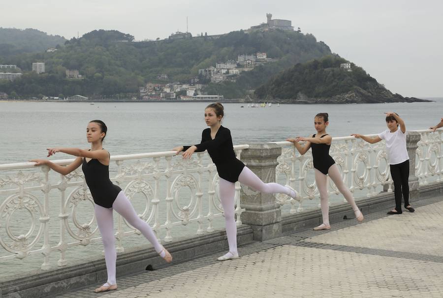 Cientos de bailarinas y bailarines volvieron a llenar un año más el Paseo de La Concha para celebrar el mes de la danza.