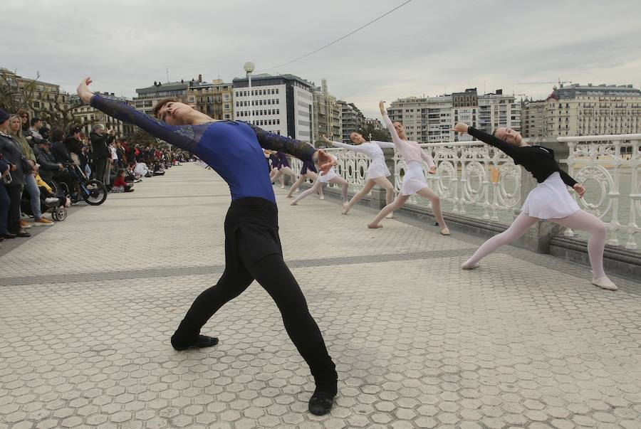 Cientos de bailarinas y bailarines volvieron a llenar un año más el Paseo de La Concha para celebrar el mes de la danza.
