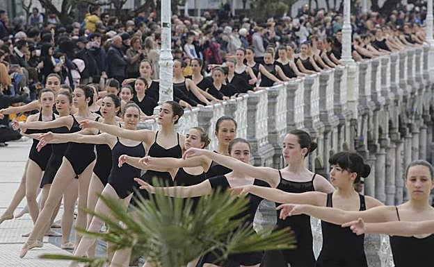 Gran ambiente en el Paseo de La Concha para ver a las bailarinas