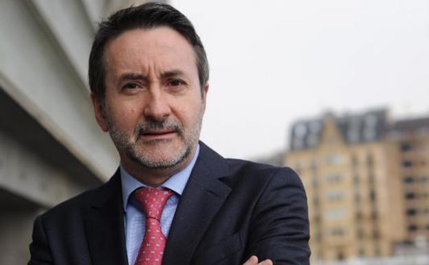 Josu Jon Imaz, consejero delegado de Repsol, en la terraza del palacio del Kursaal junto a la playa de la Zurriola.