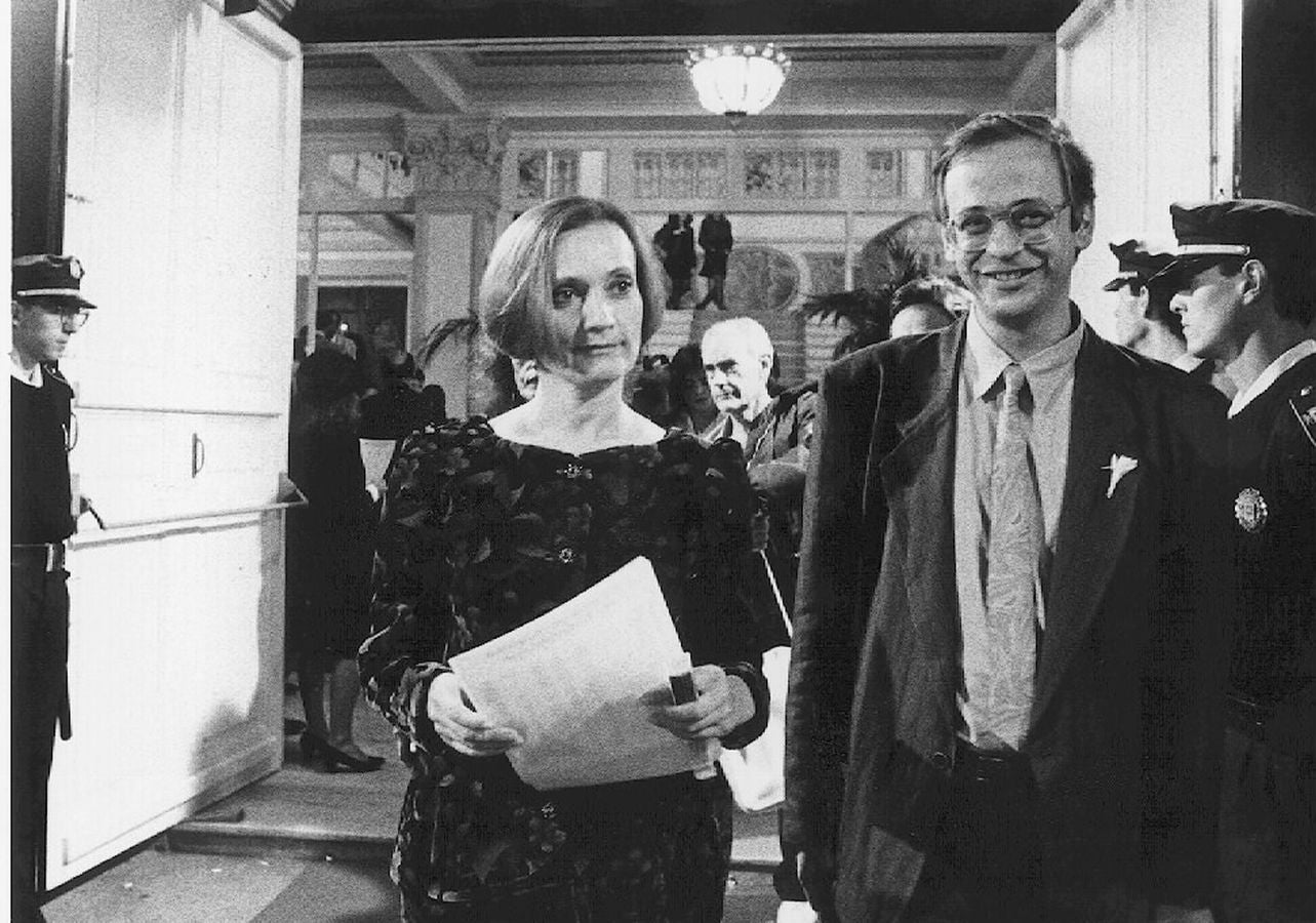 Diego Galán, junto a Pilar Miró en una imagen de 1988