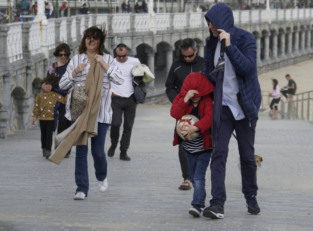 Tras el buen tiempo de la mañana, la tormenta ha llegado a la capital guipuzcoana por la tarde