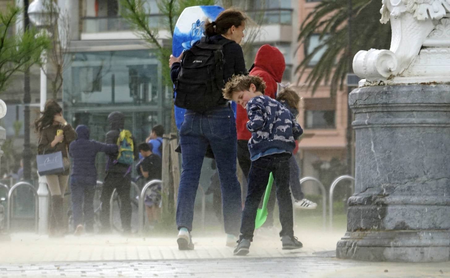 Tras el buen tiempo de la mañana, la tormenta ha llegado a la capital guipuzcoana por la tarde