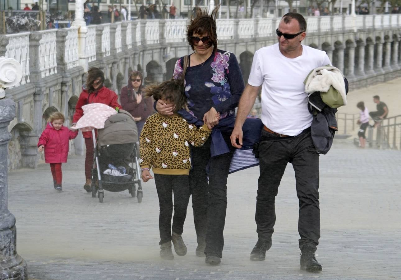 Tras el buen tiempo de la mañana, la tormenta ha llegado a la capital guipuzcoana por la tarde