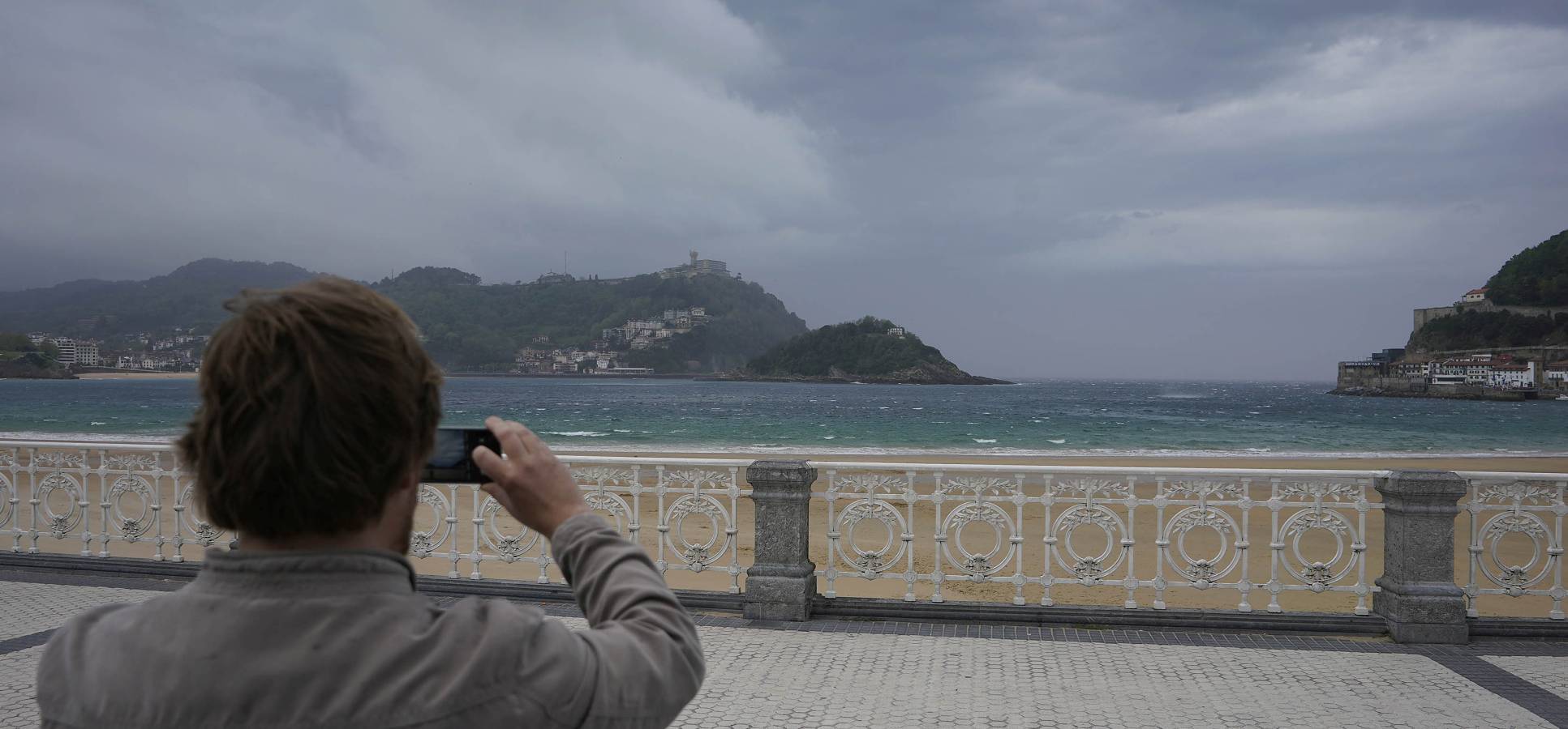 Tras el buen tiempo de la mañana, la tormenta ha llegado a la capital guipuzcoana por la tarde