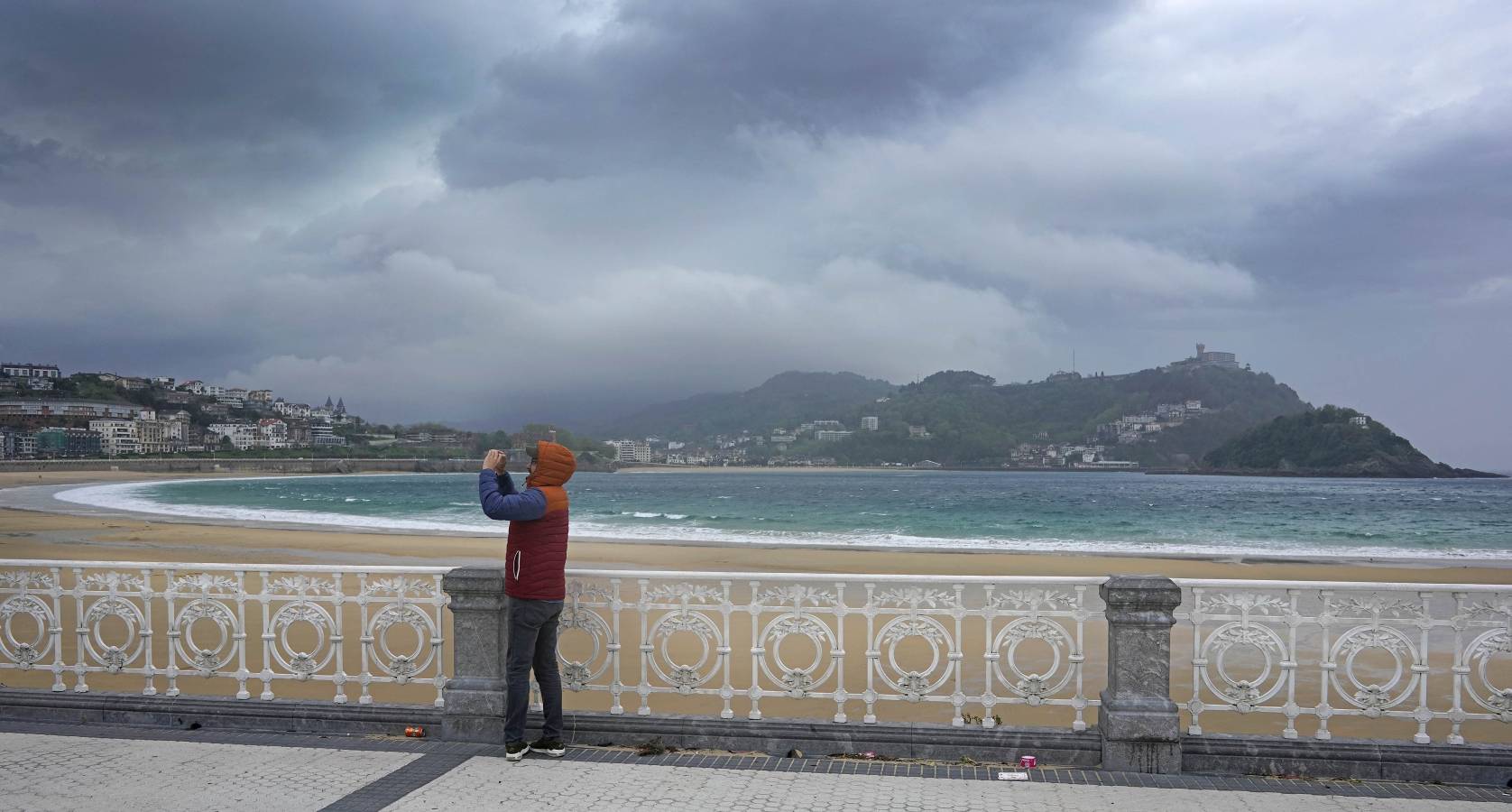 Tras el buen tiempo de la mañana, la tormenta ha llegado a la capital guipuzcoana por la tarde