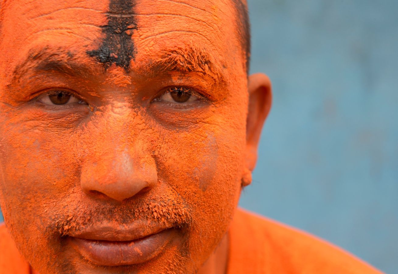 Celebración del festival ' Sindoor jatra' en Nepal. El festival se celebra cantando, bailando, tocando instrumentos tradicionales, cargando carros de varias deidades en toda la ciudad, ofreciendo oraciones y arrojando polvo bermellón unos sobre otros para conmemorar el Año Nuevo nepalí y el comienzo de la temporada de primavera en el país.