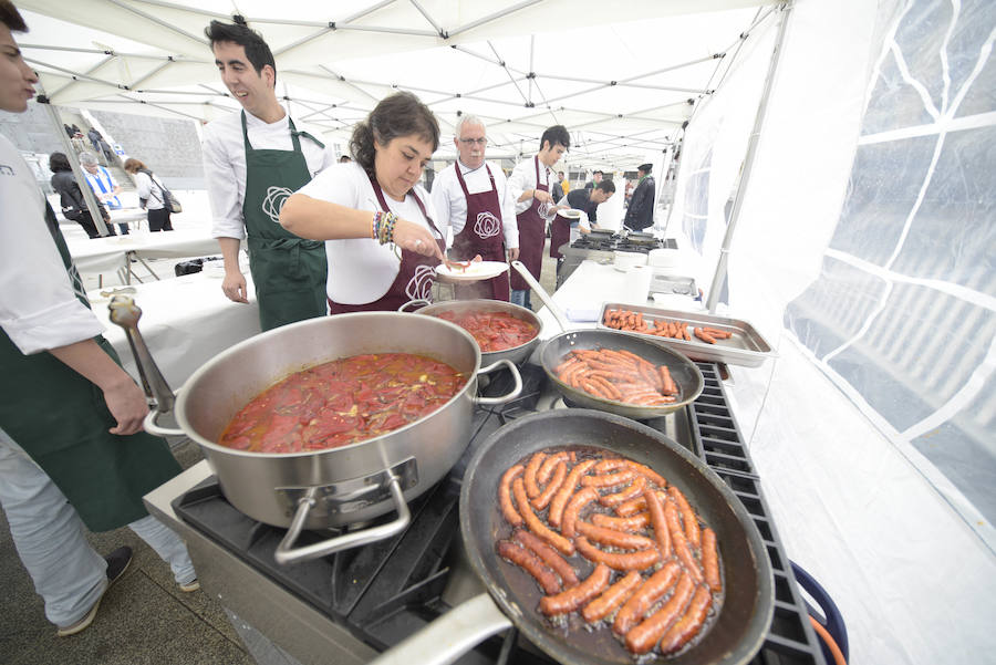 Huevos fritos con txistorra y pimiento, el clásico plato combinado, volvió a ser ayer la excusa para contribuir a la labor de la ONG guipuzcoana