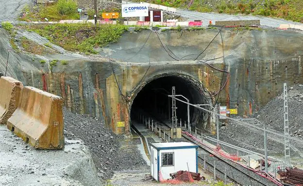 Situación actual de la entrada al túnel de Gaintxurizketa, aún con el cartel de Coprosa, donde hace un año se paralizaron las obras para ampliar el gálibo.