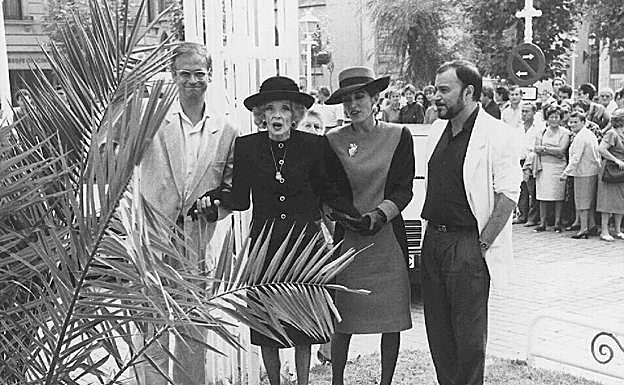 Imagen principal - Galán junto a Bette Davis. Abajo, entregando el Premio Donostia a Robert De Niro y con el también galardonado Glenn Ford