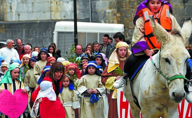 Niños ataviados de nazarenos participaron en la ceremonia.