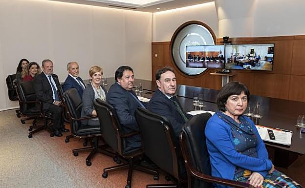 La delegación vasca en la Comisión Mixta de Transferencias, conectada con la del Gobierno central por vídeo.