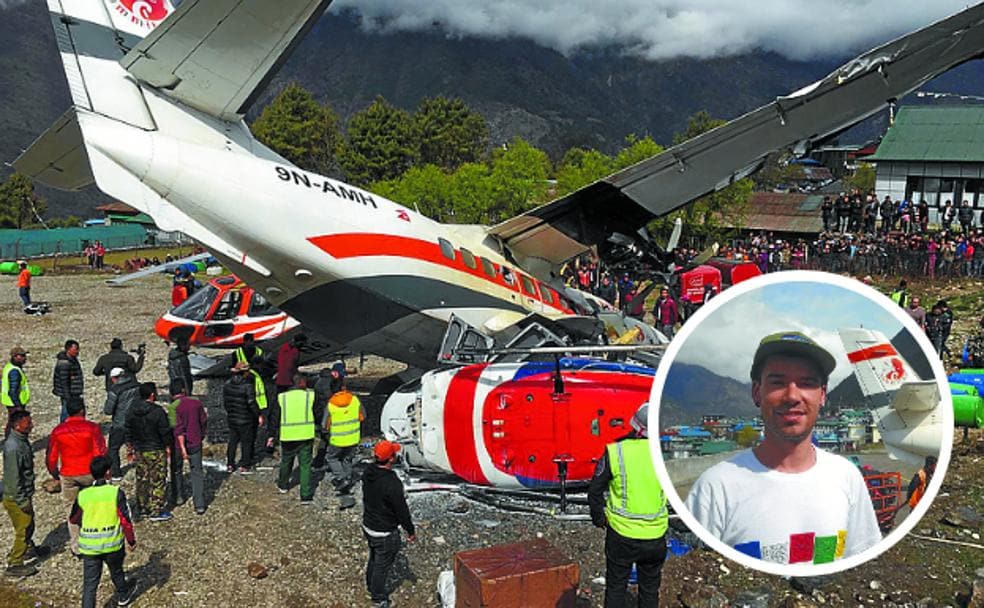 Kristian García posa con el avión en el que acababa de viajar y que se accidentó a los cinco minutos. 