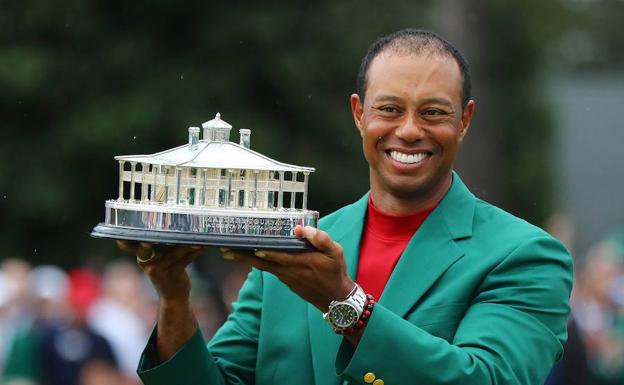 Tiger Woods, con la chaqueta verde y el trofeo de ganador en Augusta. 