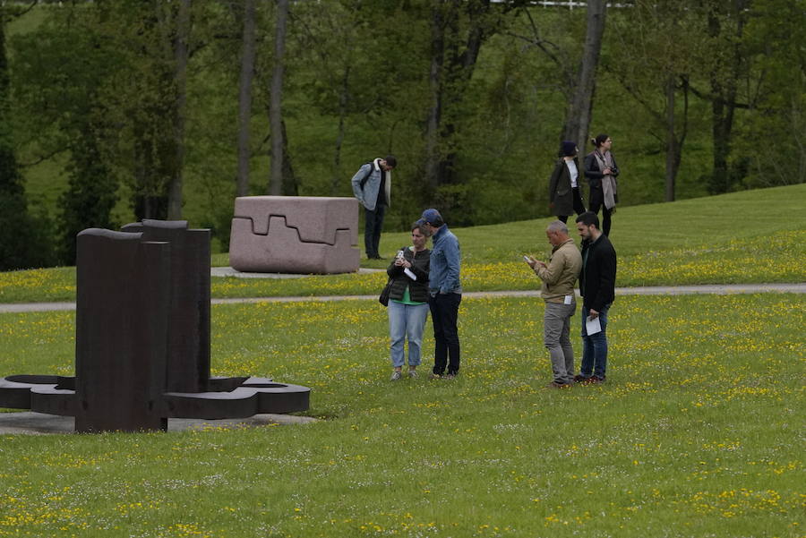 Un goteo incesante de visitantes vuelve a dar vida a Chillida Leku en la  apertura oficial al público  este miércoles