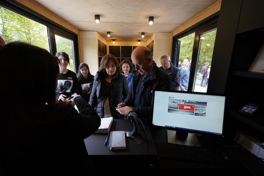 Un goteo incesante de visitantes vuelve a dar vida a Chillida Leku en la  apertura oficial al público  este miércoles