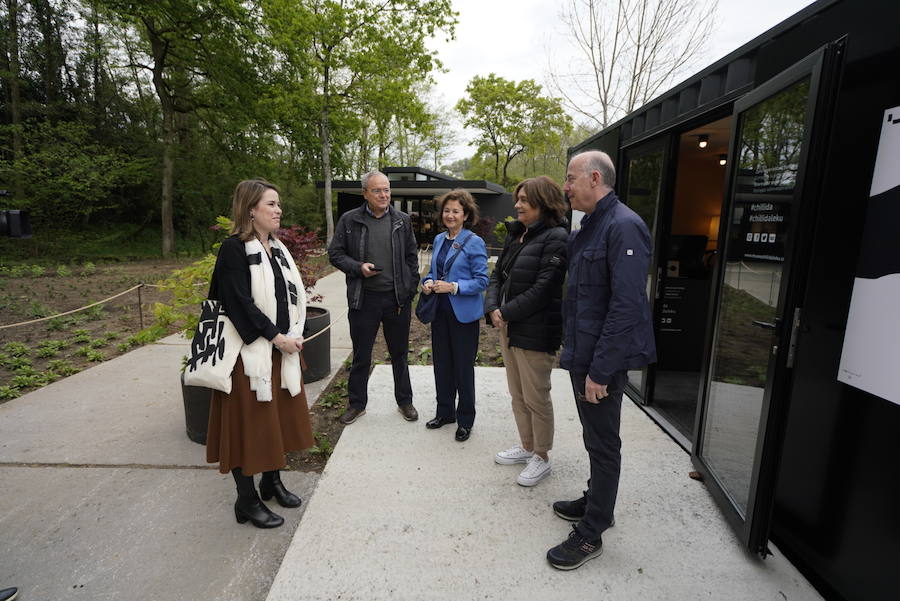 Un goteo incesante de visitantes vuelve a dar vida a Chillida Leku en la  apertura oficial al público  este miércoles