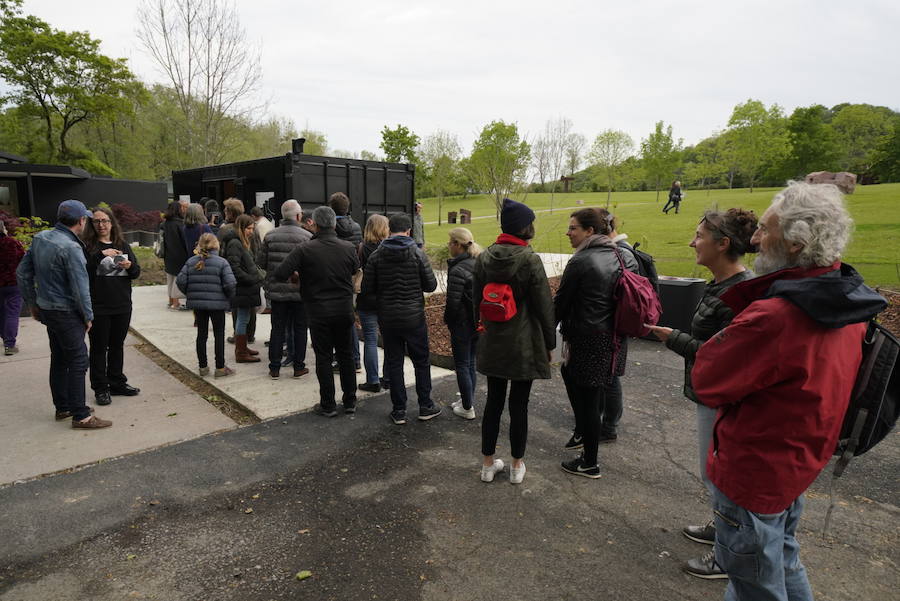 Un goteo incesante de visitantes vuelve a dar vida a Chillida Leku en la  apertura oficial al público  este miércoles