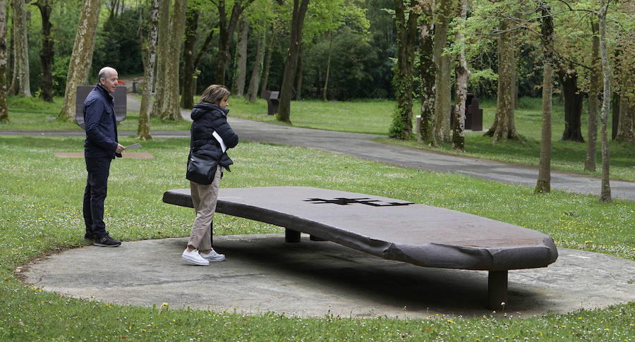 Un goteo incesante de visitantes vuelve a dar vida a Chillida Leku en la aapertura oficial al público este miércoles