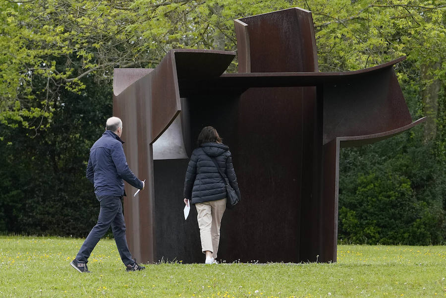 Un goteo incesante de visitantes vuelve a dar vida a Chillida Leku en la aapertura oficial al público este miércoles