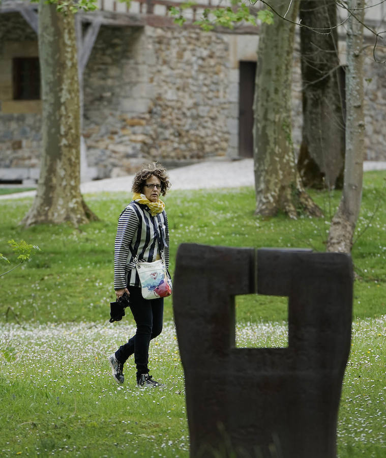 Un goteo incesante de visitantes vuelve a dar vida a Chillida Leku en la aapertura oficial al público este miércoles