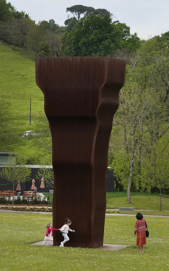 Un goteo incesante de visitantes vuelve a dar vida a Chillida Leku en la aapertura oficial al público este miércoles