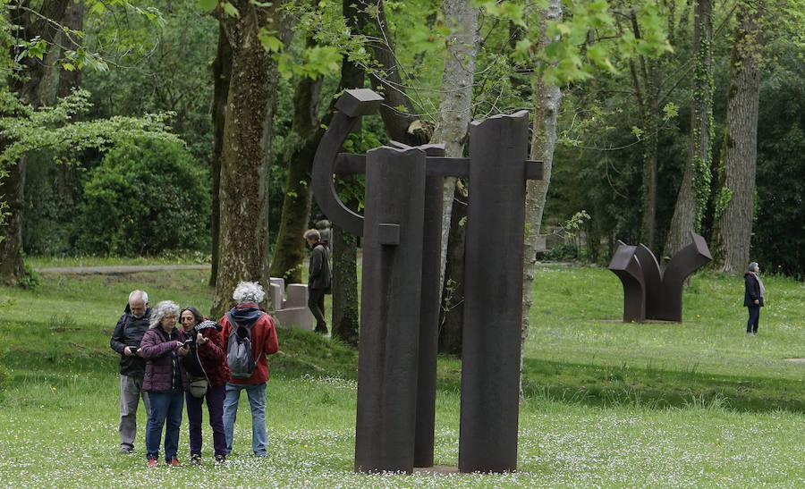 Un goteo incesante de visitantes vuelve a dar vida a Chillida Leku en la aapertura oficial al público este miércoles
