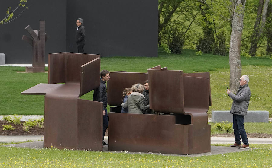 Un goteo incesante de visitantes vuelve a dar vida a Chillida Leku en la aapertura oficial al público este miércoles