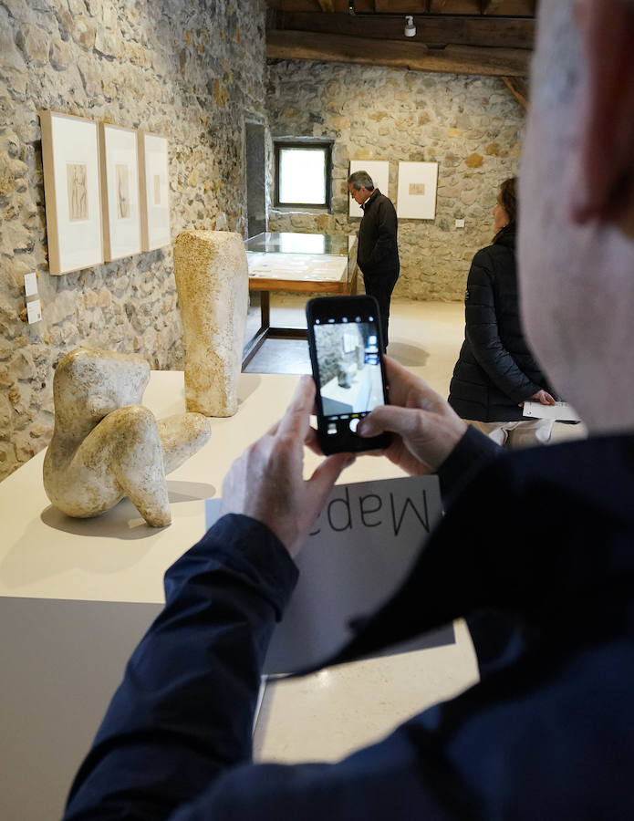 Un goteo incesante de visitantes vuelve a dar vida a Chillida Leku en la aapertura oficial al público este miércoles