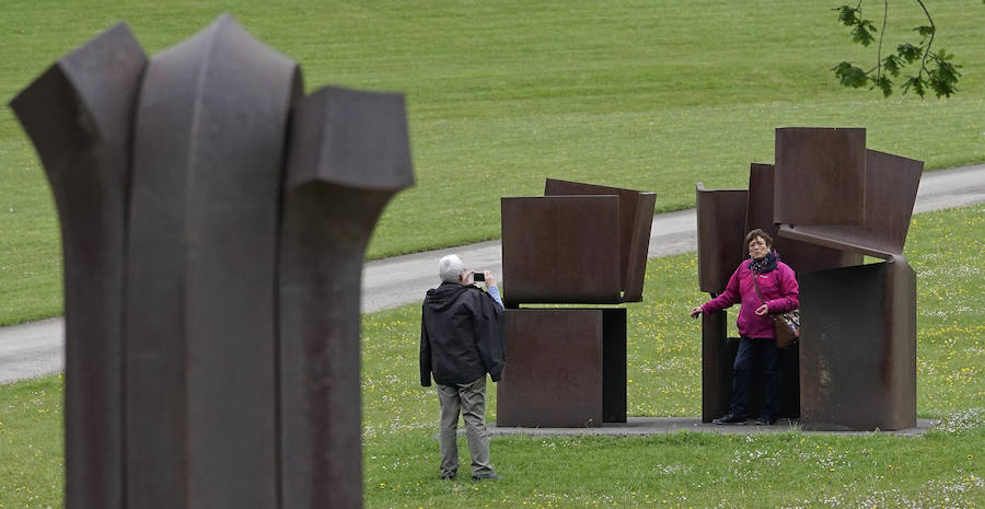Un goteo incesante de visitantes vuelve a dar vida a Chillida Leku en la aapertura oficial al público este miércoles
