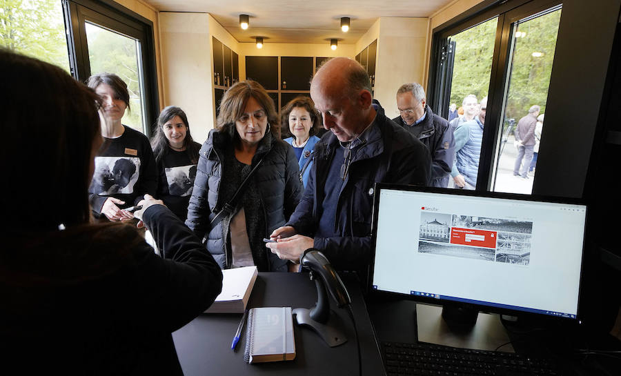 Un goteo incesante de visitantes vuelve a dar vida a Chillida Leku en la aapertura oficial al público este miércoles