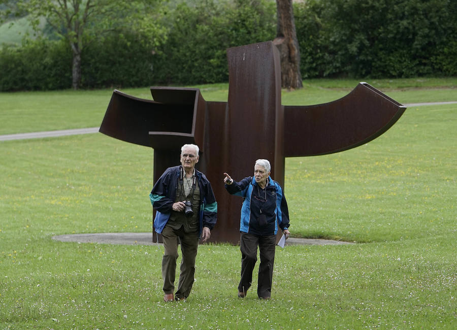 Un goteo incesante de visitantes vuelve a dar vida a Chillida Leku en la aapertura oficial al público este miércoles