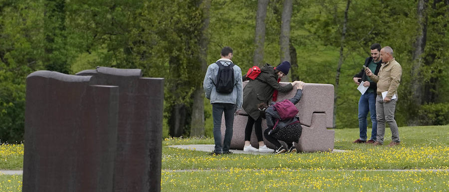 Un goteo incesante de visitantes vuelve a dar vida a Chillida Leku en la aapertura oficial al público este miércoles