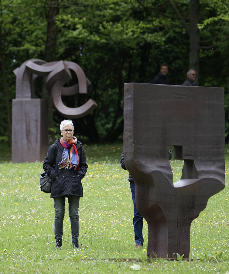 Un goteo incesante de visitantes vuelve a dar vida a Chillida Leku en la aapertura oficial al público este miércoles