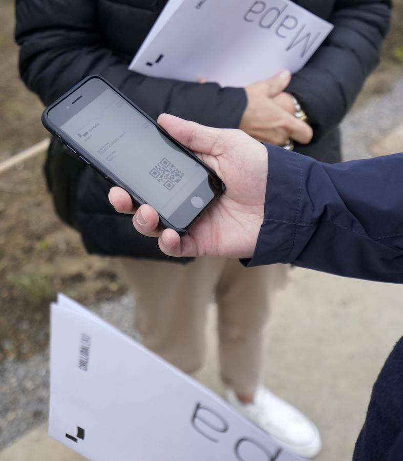 Un goteo incesante de visitantes vuelve a dar vida a Chillida Leku en la aapertura oficial al público este miércoles