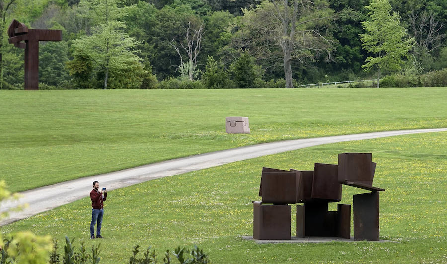 Un goteo incesante de visitantes vuelve a dar vida a Chillida Leku en la aapertura oficial al público este miércoles