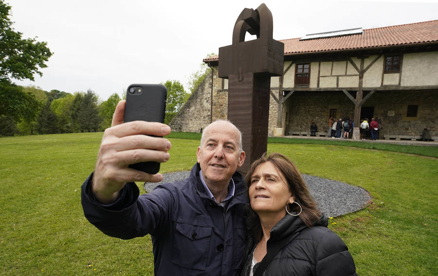 Un goteo incesante de visitantes vuelve a dar vida a Chillida Leku en la aapertura oficial al público este miércoles
