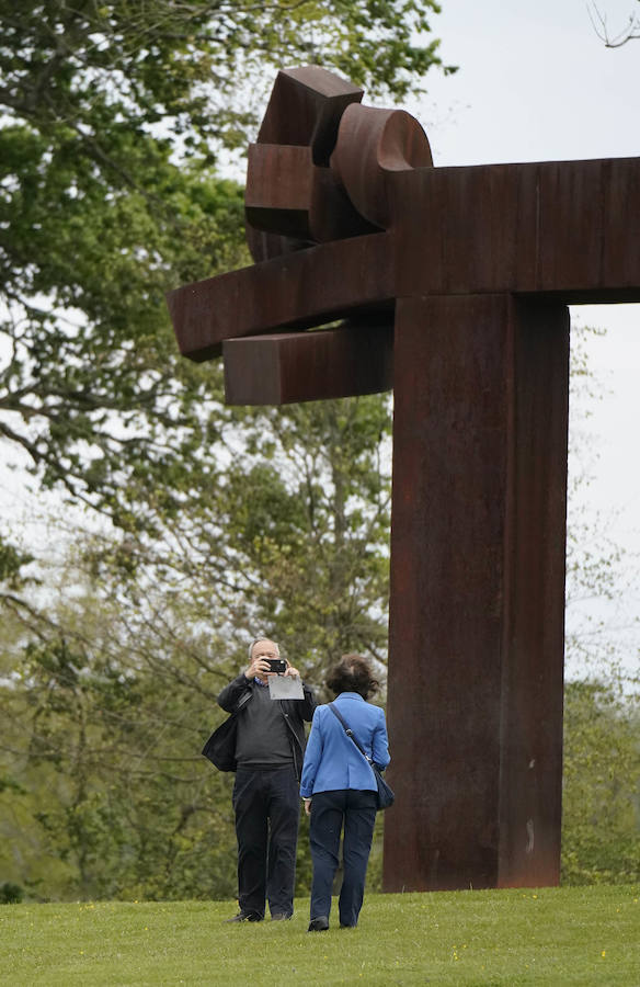 Un goteo incesante de visitantes vuelve a dar vida a Chillida Leku en la aapertura oficial al público este miércoles