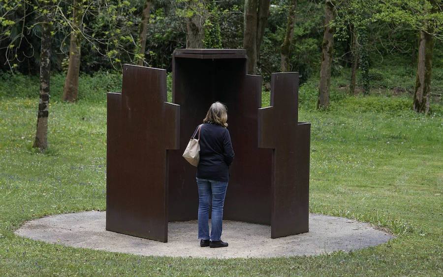 Un goteo incesante de visitantes vuelve a dar vida a Chillida Leku en la aapertura oficial al público este miércoles