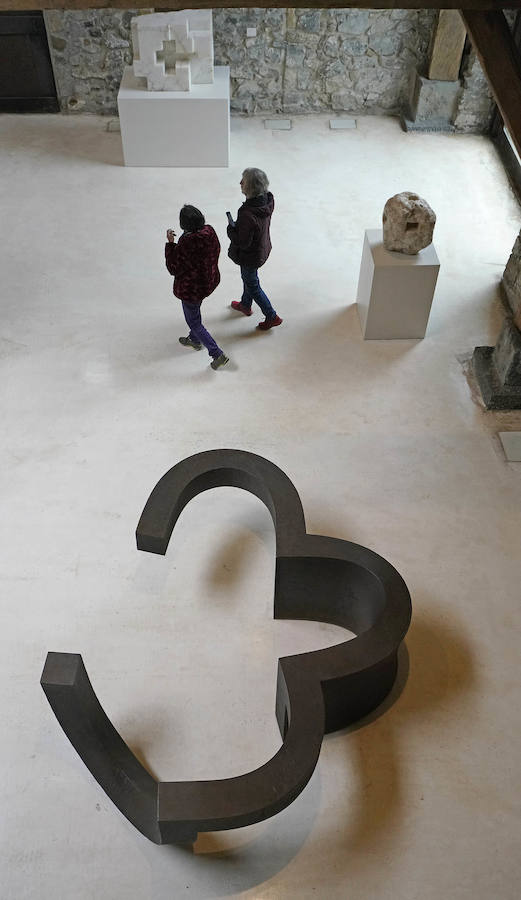 Un goteo incesante de visitantes vuelve a dar vida a Chillida Leku en la aapertura oficial al público este miércoles
