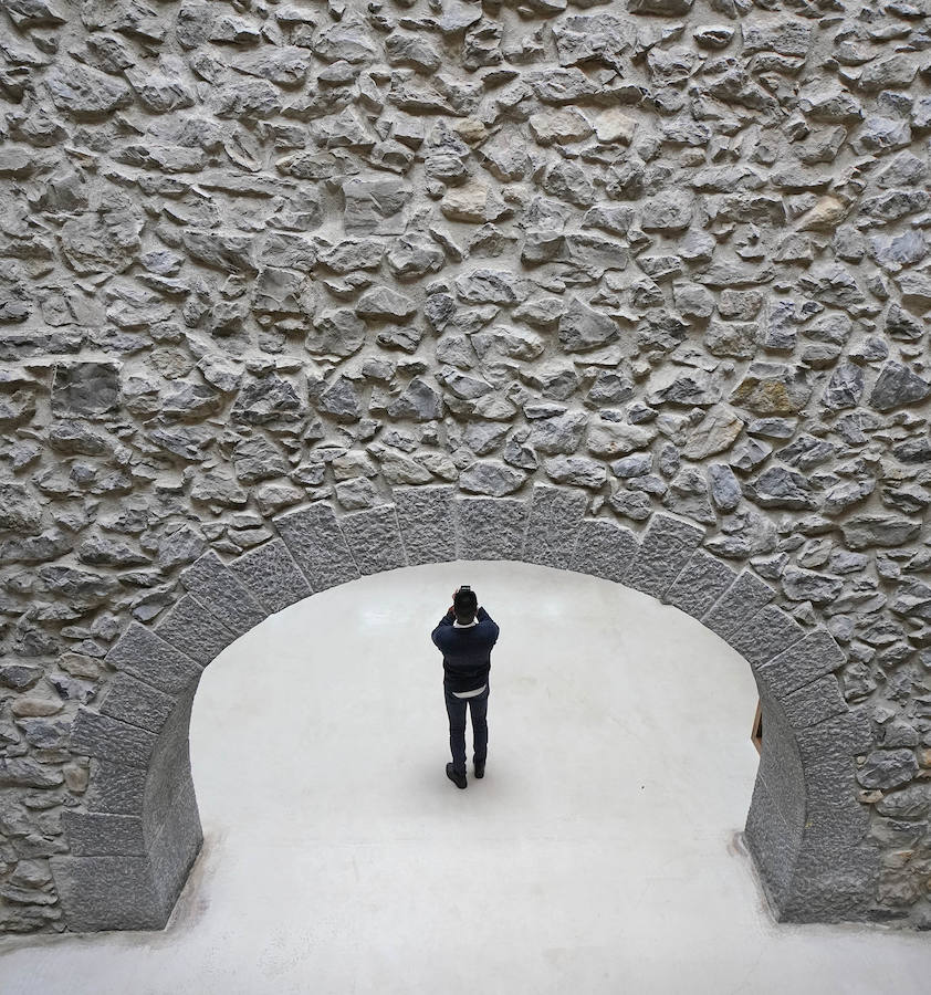 Un goteo incesante de visitantes vuelve a dar vida a Chillida Leku en la aapertura oficial al público este miércoles