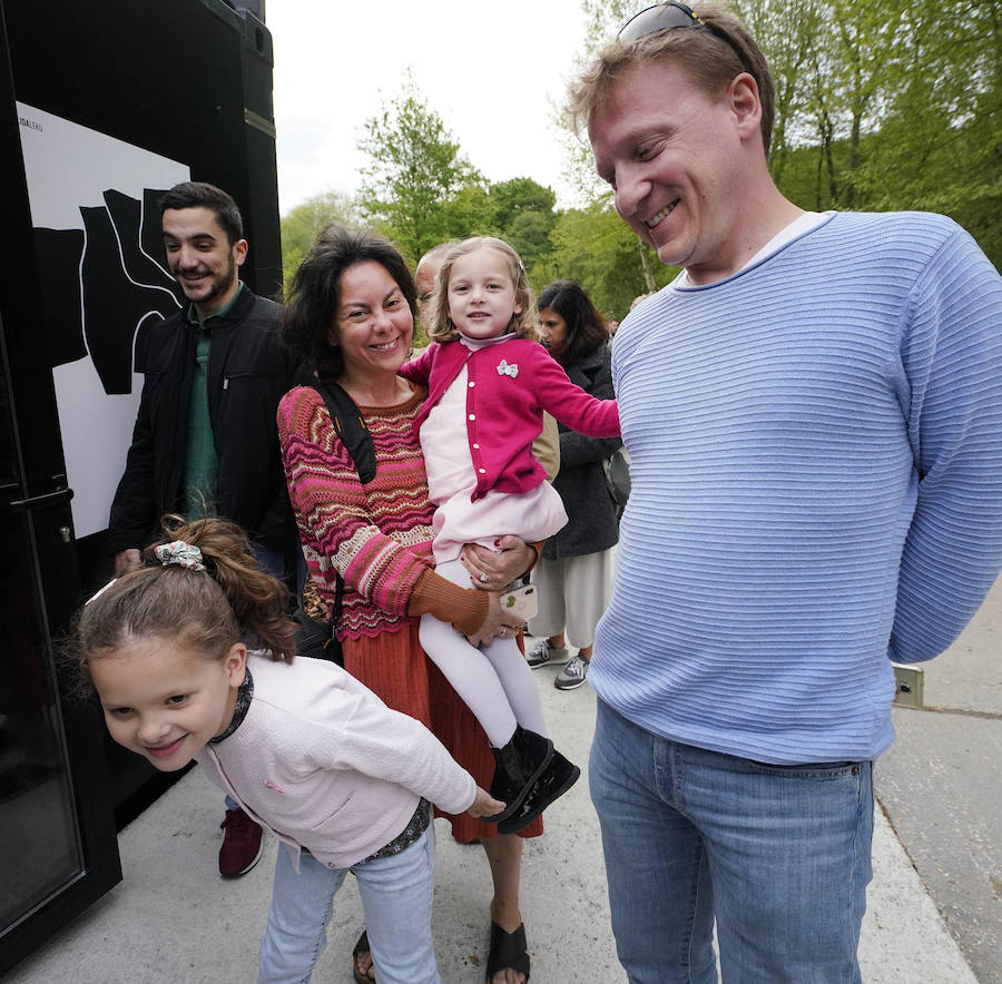 Un goteo incesante de visitantes vuelve a dar vida a Chillida Leku en la aapertura oficial al público este miércoles