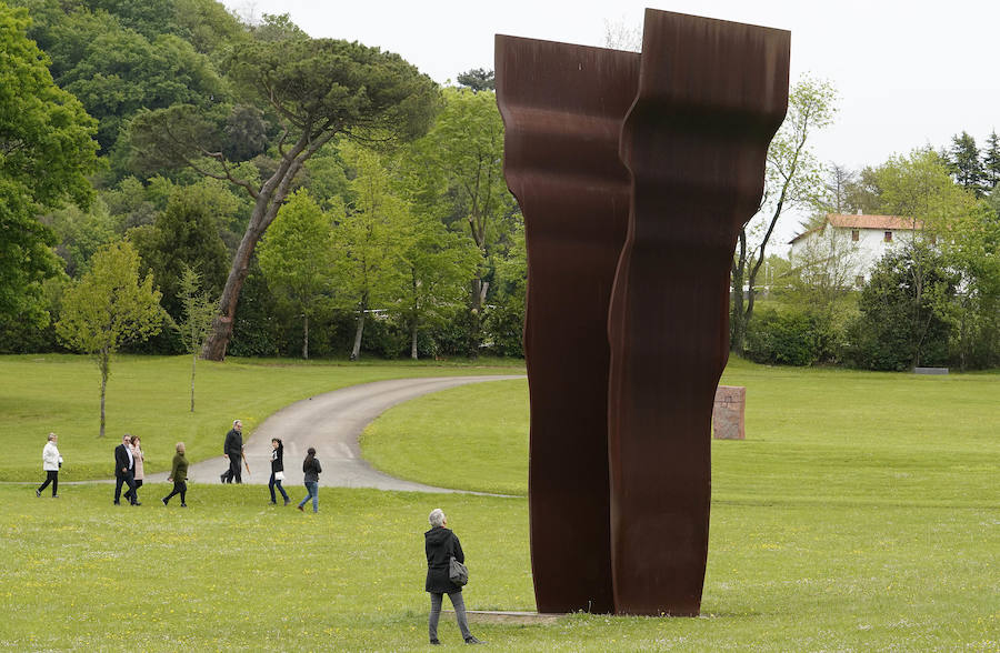 Un goteo incesante de visitantes vuelve a dar vida a Chillida Leku en la aapertura oficial al público este miércoles