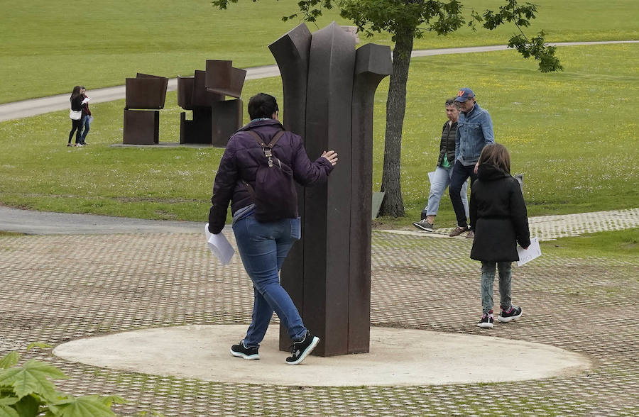 Un goteo incesante de visitantes vuelve a dar vida a Chillida Leku en la aapertura oficial al público este miércoles