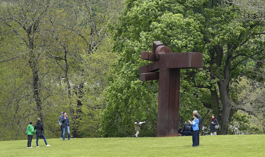 Un goteo incesante de visitantes vuelve a dar vida a Chillida Leku en la aapertura oficial al público este miércoles