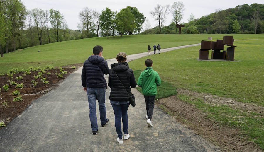 Un goteo incesante de visitantes vuelve a dar vida a Chillida Leku en la aapertura oficial al público este miércoles